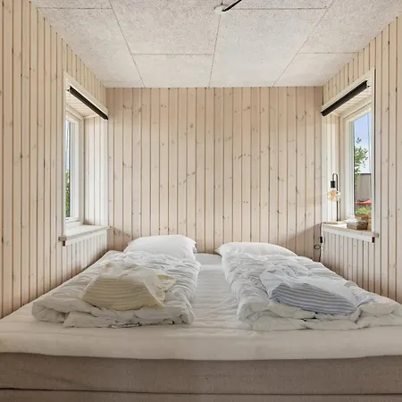 Renoverat Strandhus Med Unikt Läge Semesterbostad