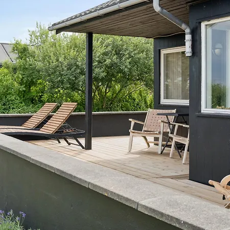 Renoverat Strandhus Med Unikt Läge Semesterbostad *