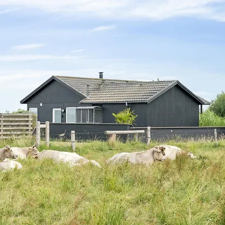 Renoverat Strandhus Med Unikt Läge Semesterbostad *