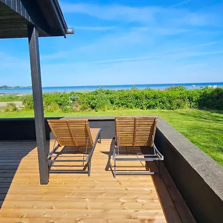 Renoverat Strandhus Med Unikt Läge Semesterbostad *