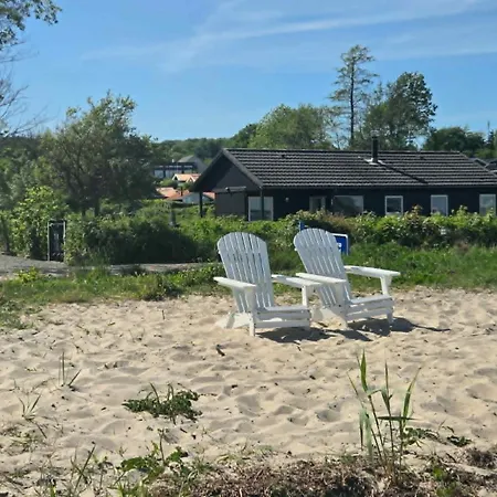Semesterbostad Renoverat Strandhus Med Unikt Läge Abjerg