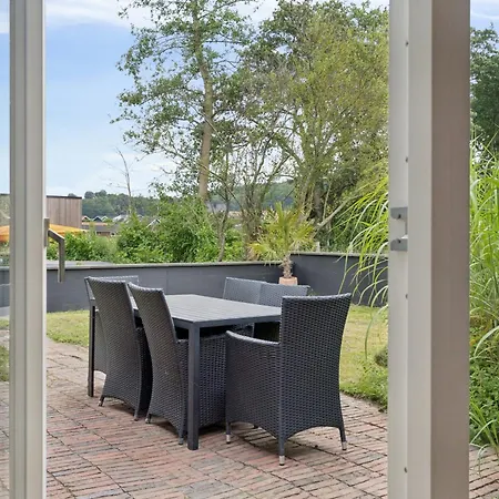 Renoverat Strandhus Med Unikt Läge *