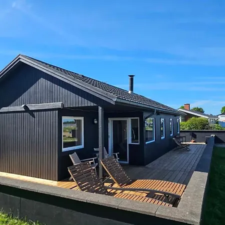 Renoverat Strandhus Med Unikt Läge Semesterbostad *