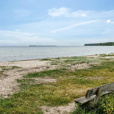 Renoverat Strandhus Med Unikt Läge *